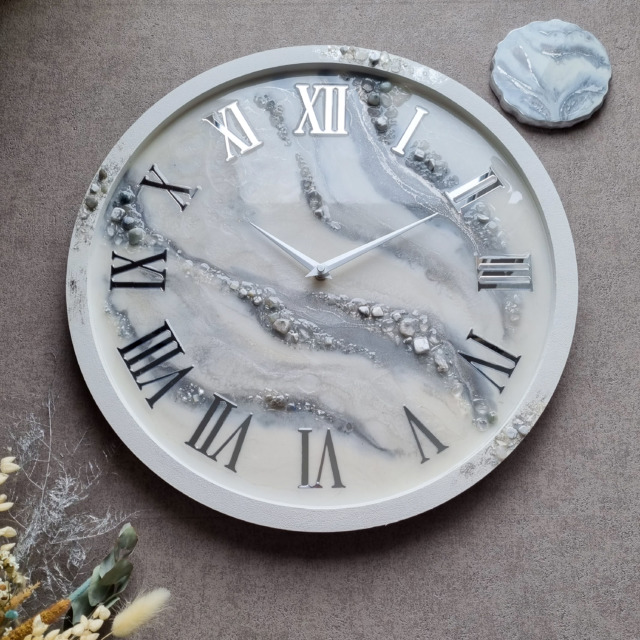 часы из смолы, в раме, серые, с камнями, классический стиль