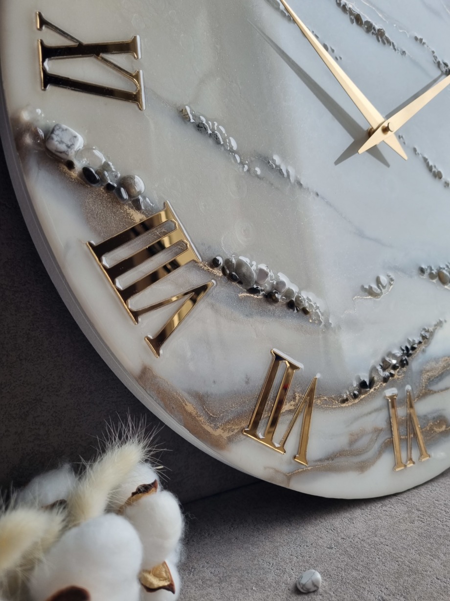 Часы из смолы под серый мрамор с золотыми римским циферблатом и стрелками