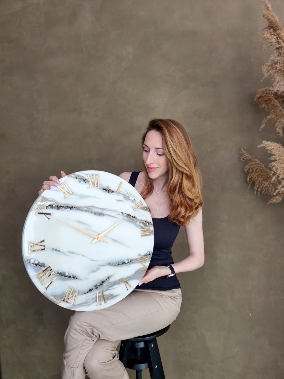 Мария Пейсина со своей работой "Большие часы из эпоксидной смолы"