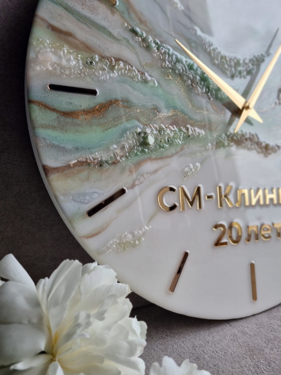 Интерьерные часы с золотым логотипом компании