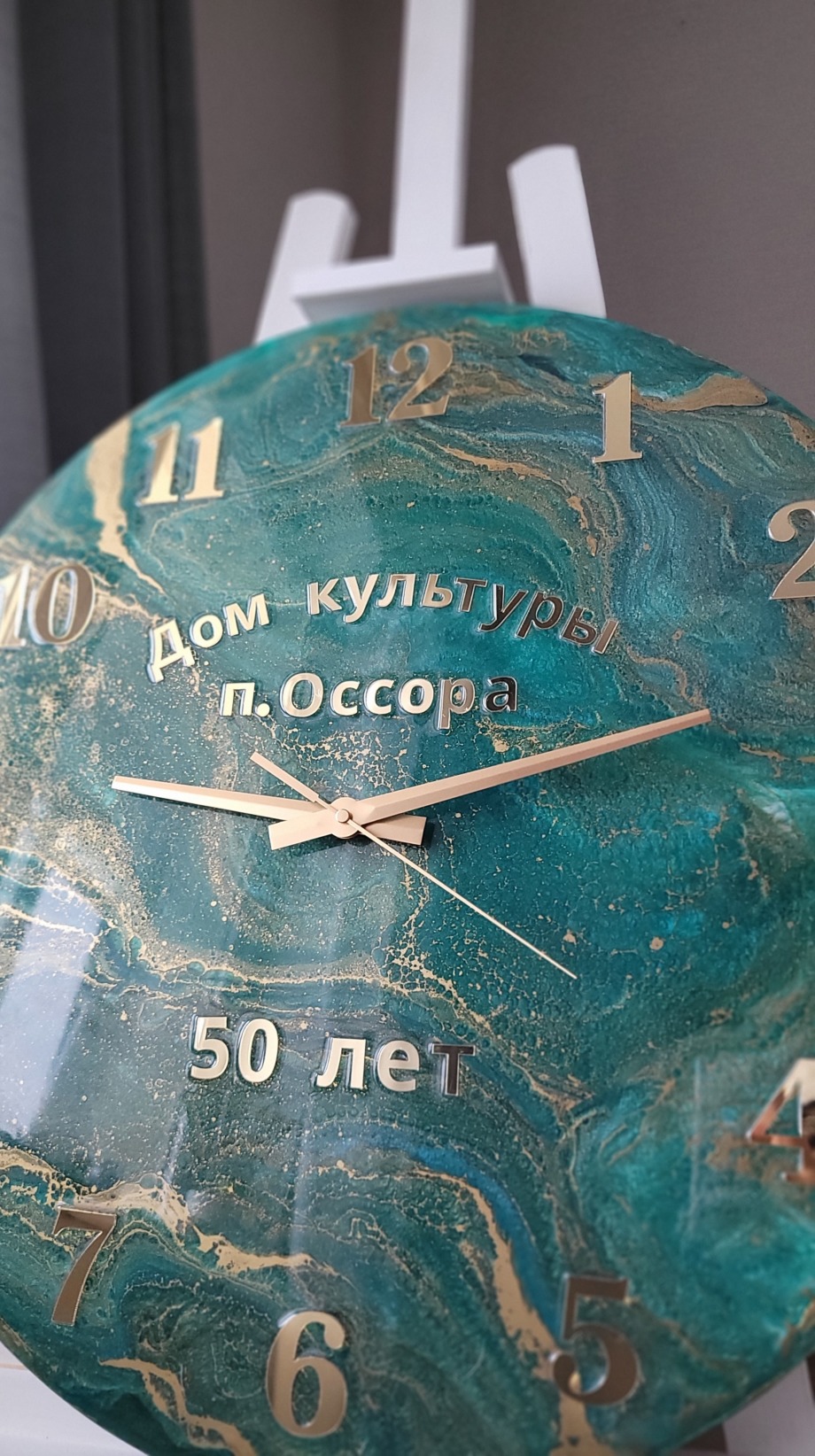 Настенные часы с логотипом и надписью изготовлены на заказ