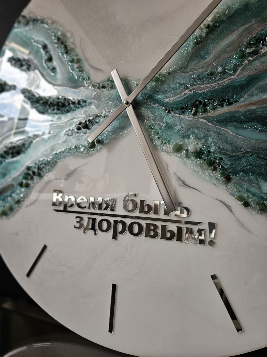 Настенные часы с логотипом и подписью ручной работы