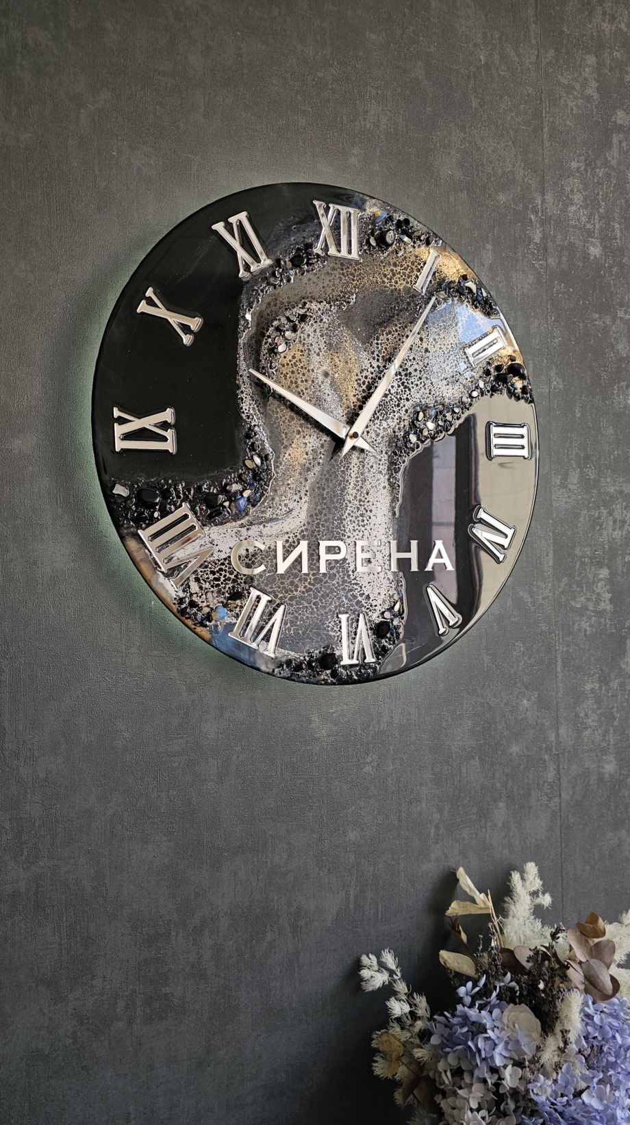 Часы с логотипом “Black pearl”