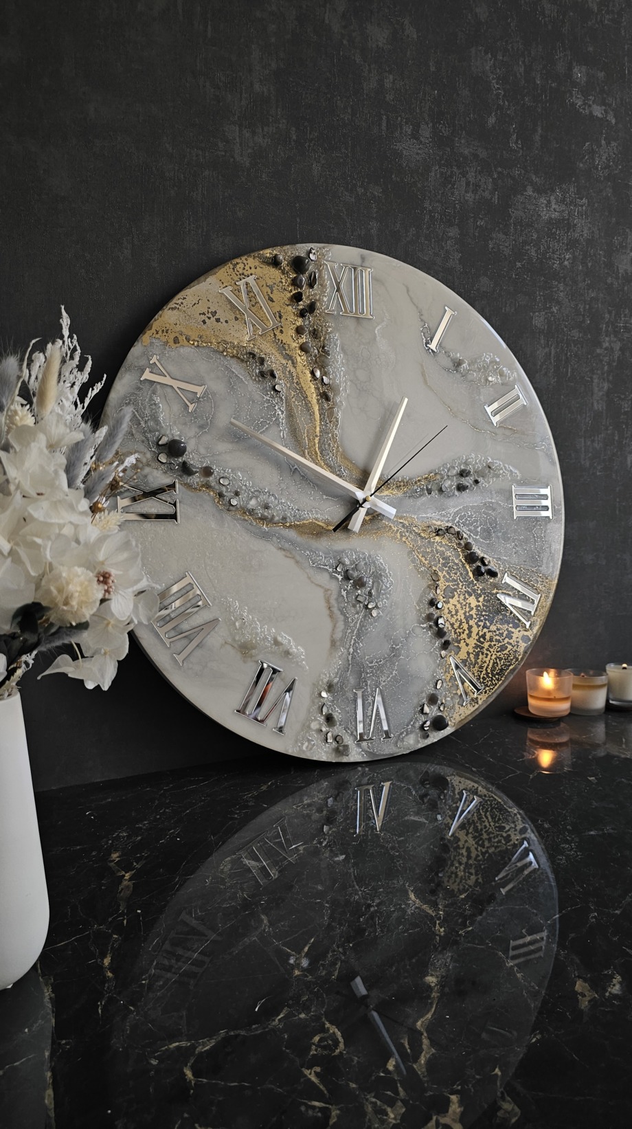 Часы “Gold & Silver” с серебристым циферблатом.