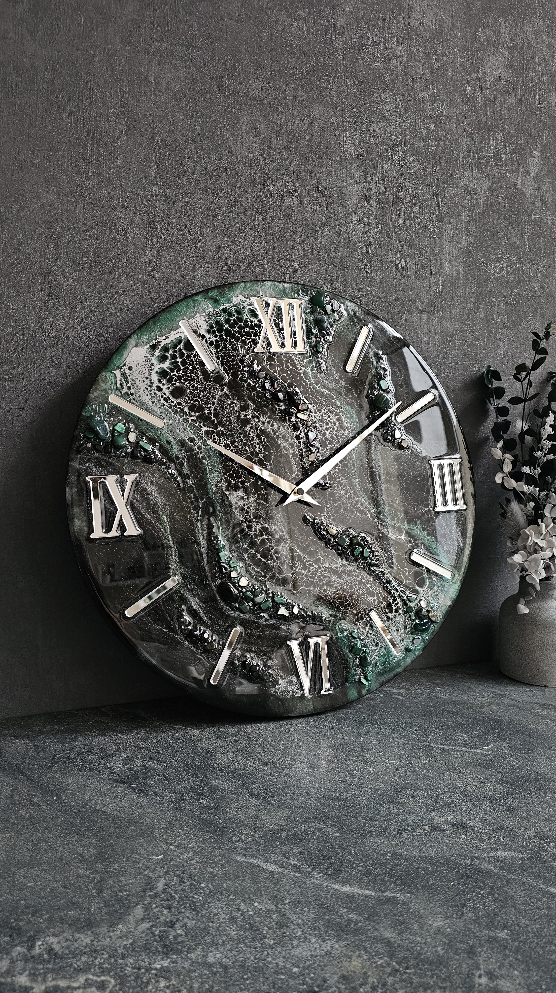 Часы “Black & Emerald”.