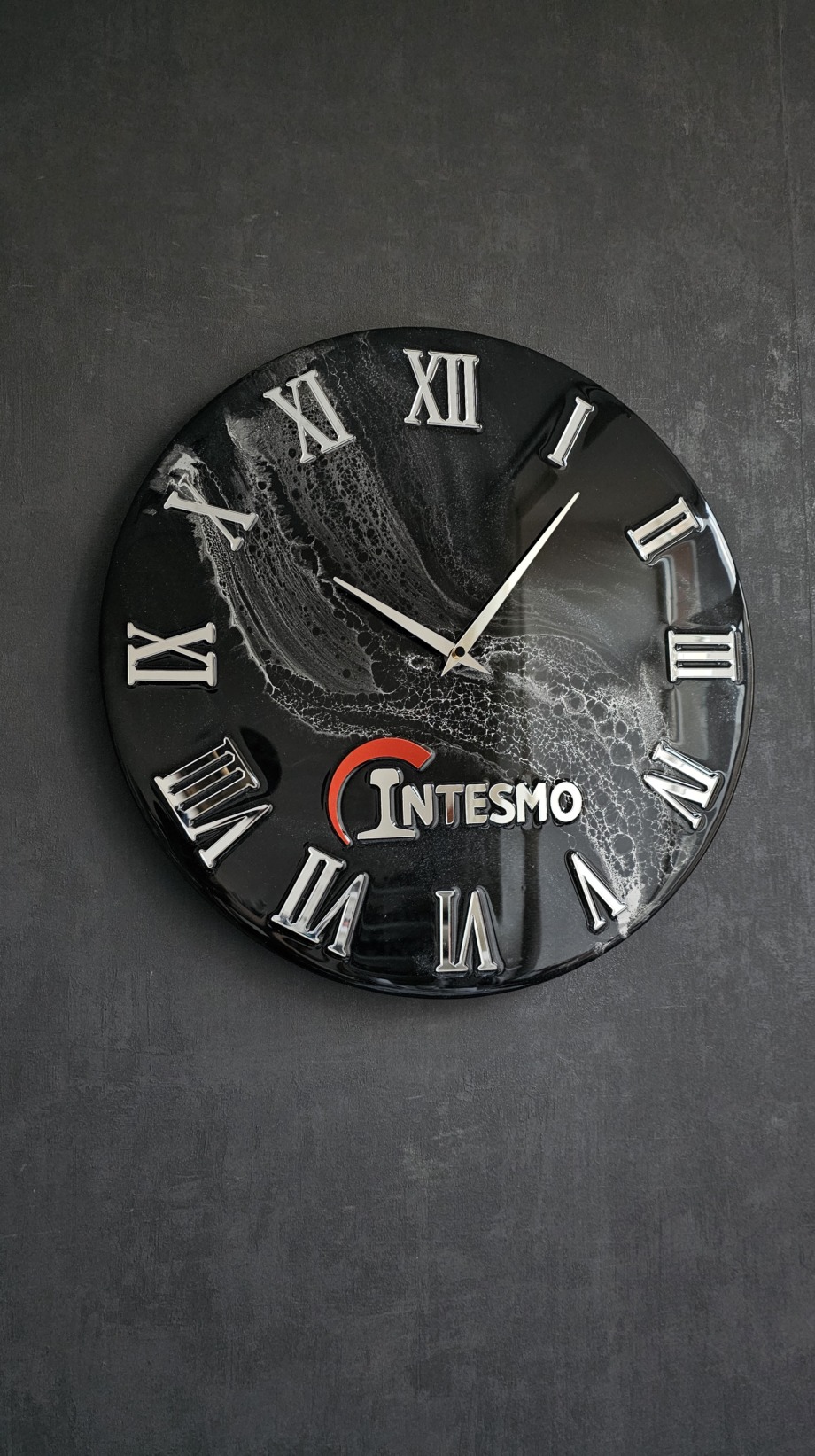 Минималистичные часы с логотипом компании.