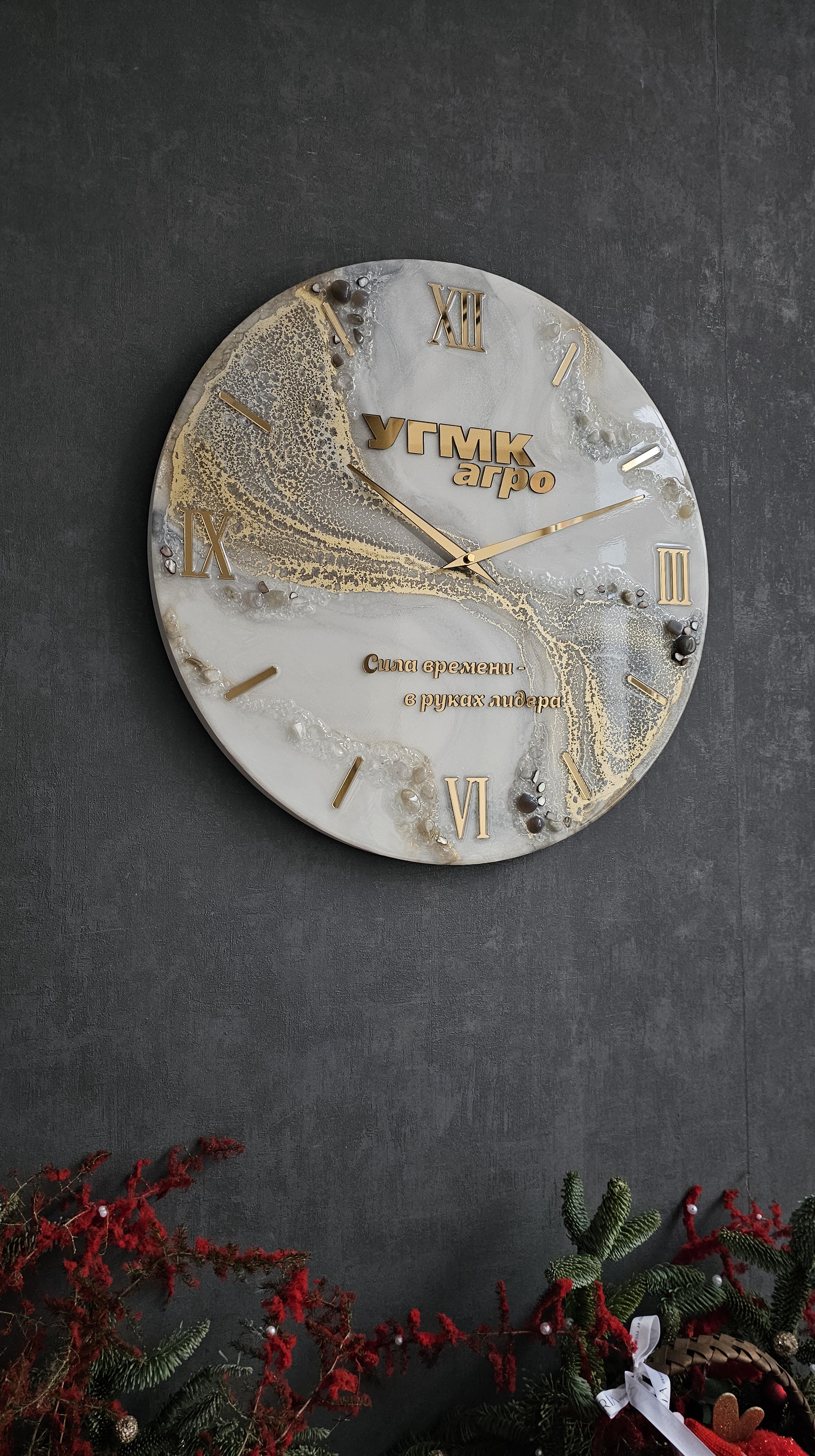 Часы “Gold & Silver” с логотипом.