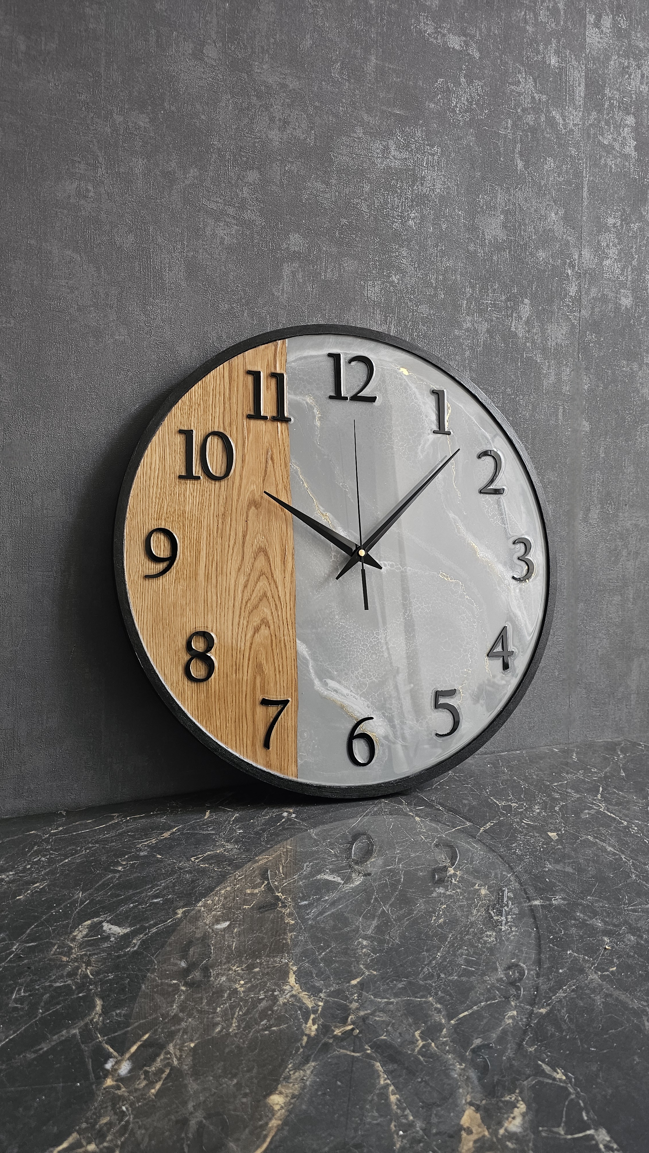 Часы в стиле лофт “Мрамор и дерево”