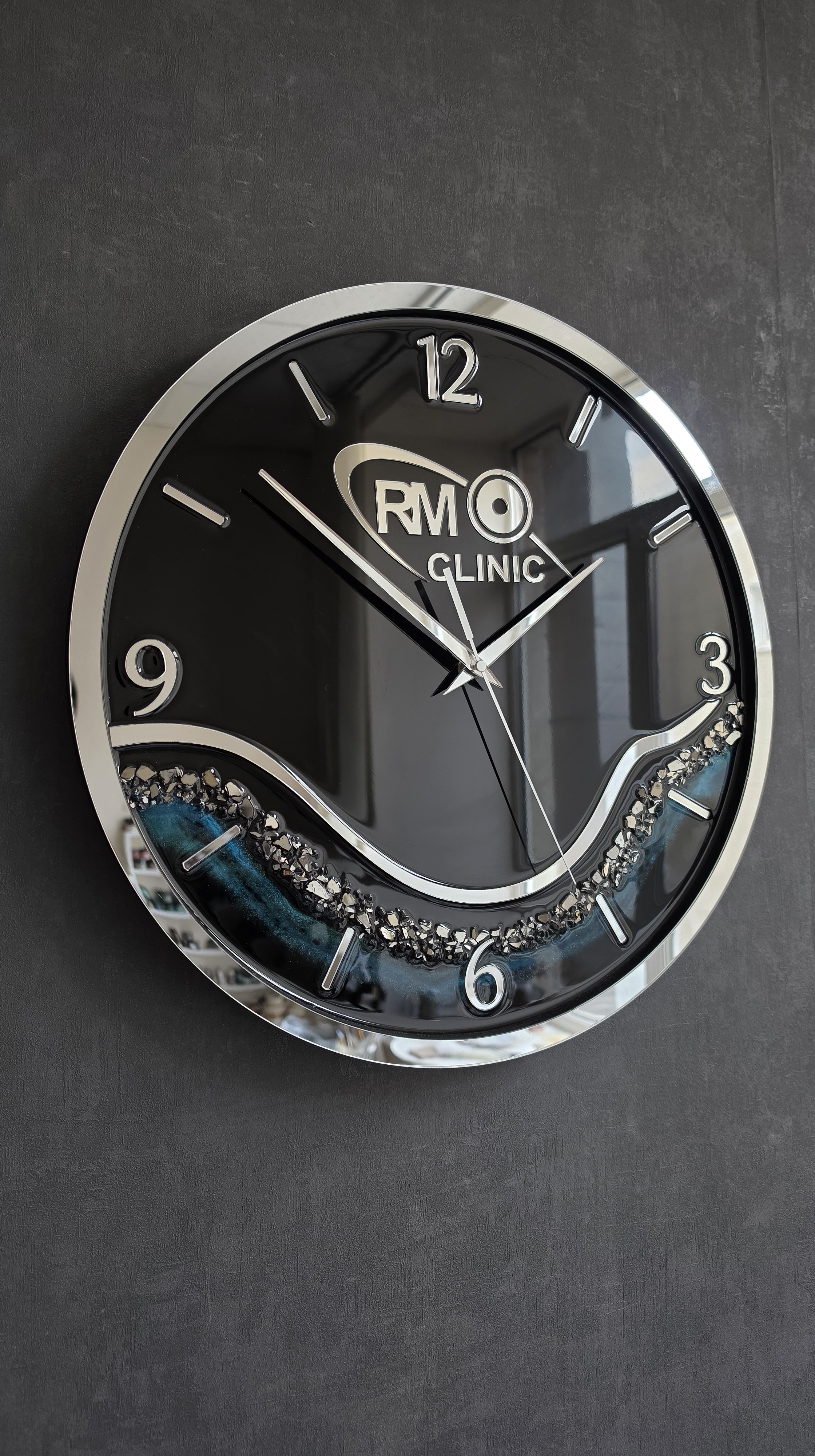 Часы с логотипом RM Clinic