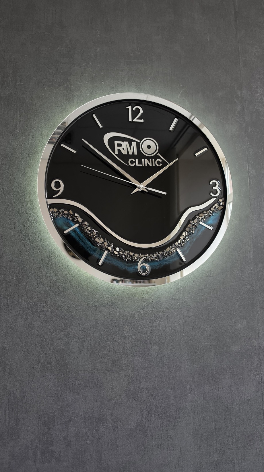 Часы с логотипом RM Clinic